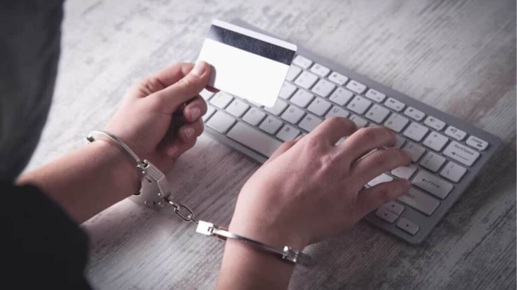 risiko kecurian maklumat dan penipuan