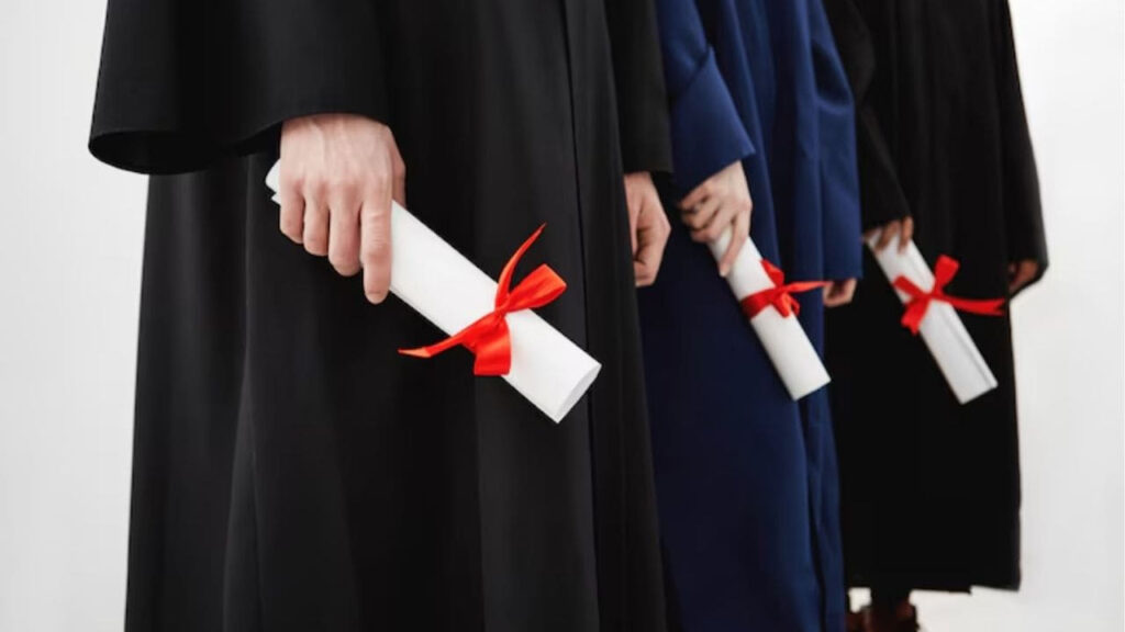 menutup jurang pendidikan melalui bantuan biasiswa