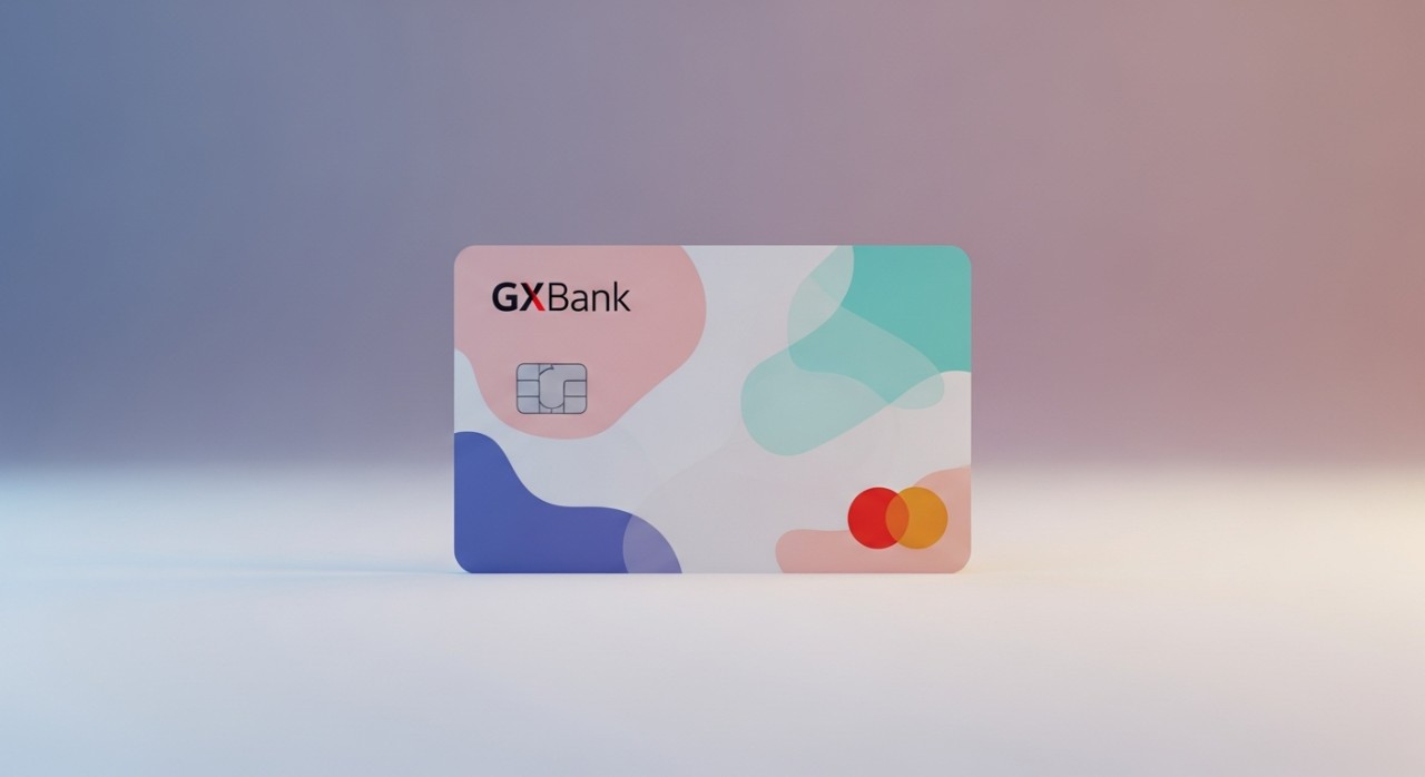 Sekeping kad debit fizikal GXBank diletakkan di atas permukaan meja yang bersih.