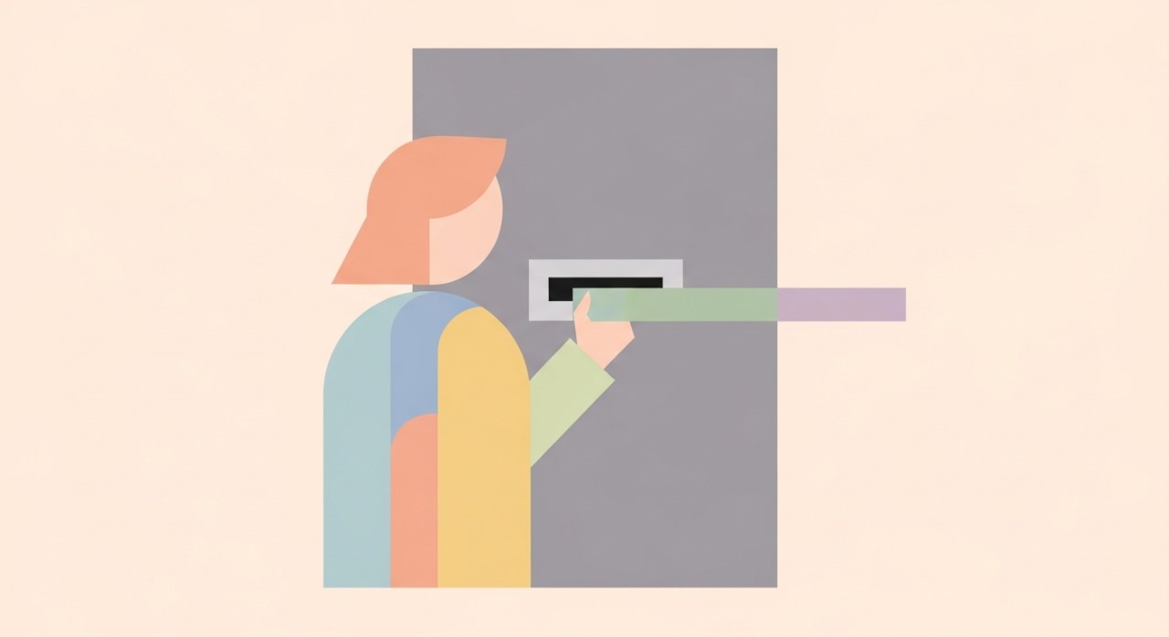 Seorang pelanggan bank sedang menggunakan mesin juruwang automatik (ATM) untuk transaksi.