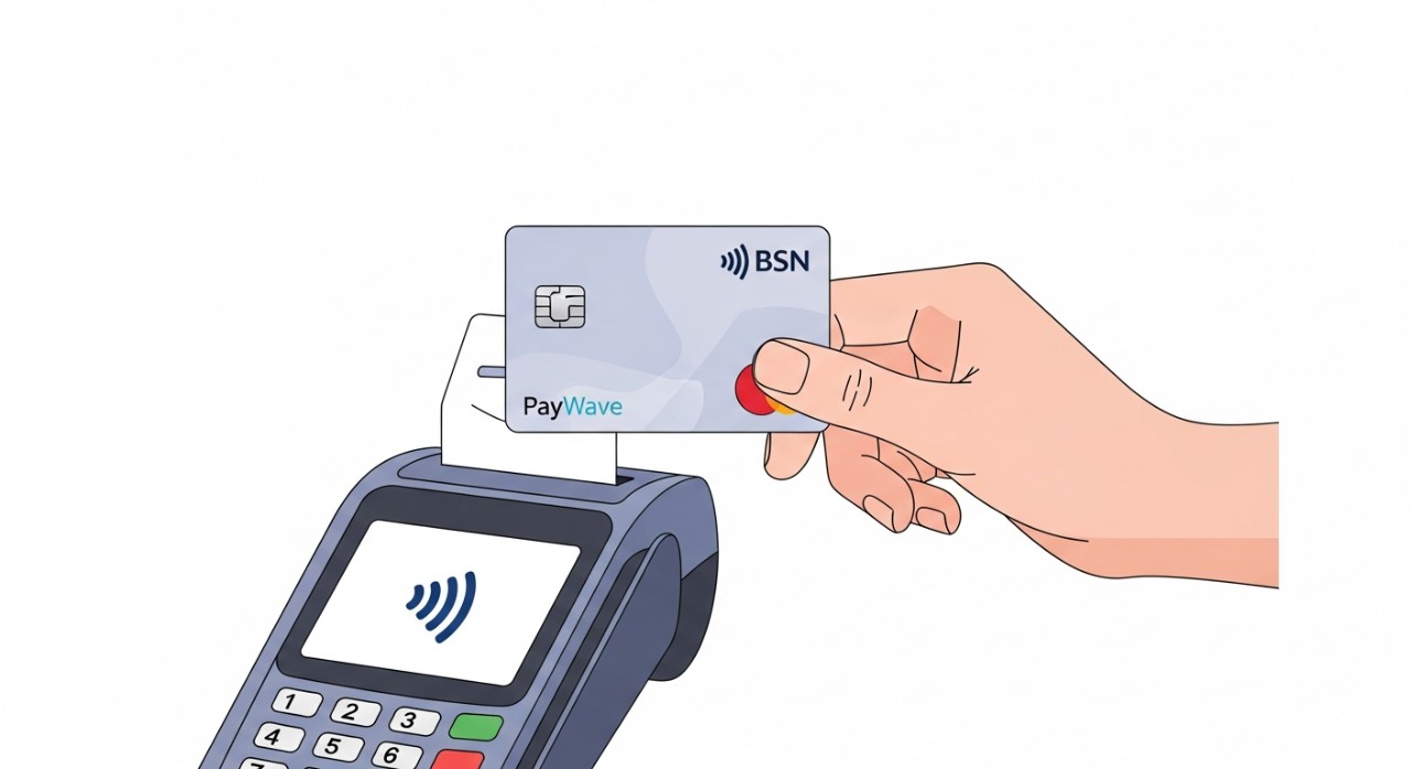 Cara Aktifkan PayWave BSN (Bank Simpanan Nasional) 2026 1 Tangan memegang kad BSN dan menyentuhkannya pada mesin pembaca kad untuk pembayaran tanpa sentuh.