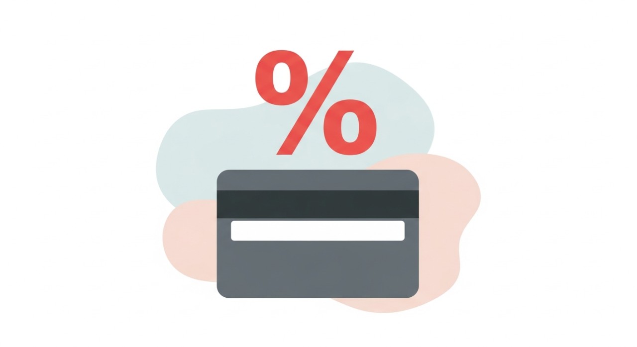 Cara Pengiraan Bayaran Bulanan Kad Kredit Tepat 1 Simbol peratusan yang besar terapung di atas kad kredit yang berada di tengah skrin.