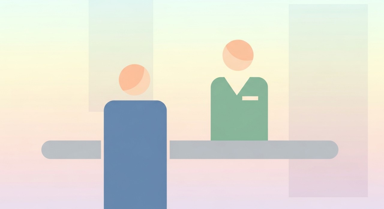 Seorang pelanggan sedang bercakap dengan pegawai bank di kaunter perkhidmatan untuk meminta bantuan.