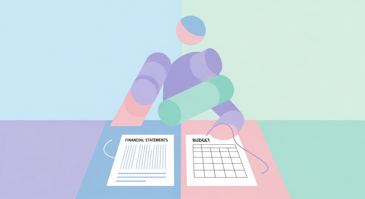 Cara Kira Kelayakan Pinjaman Rumah 2026: Impian Kediaman 1 Seseorang sedang menyemak penyata kewangan dan bajet di meja.