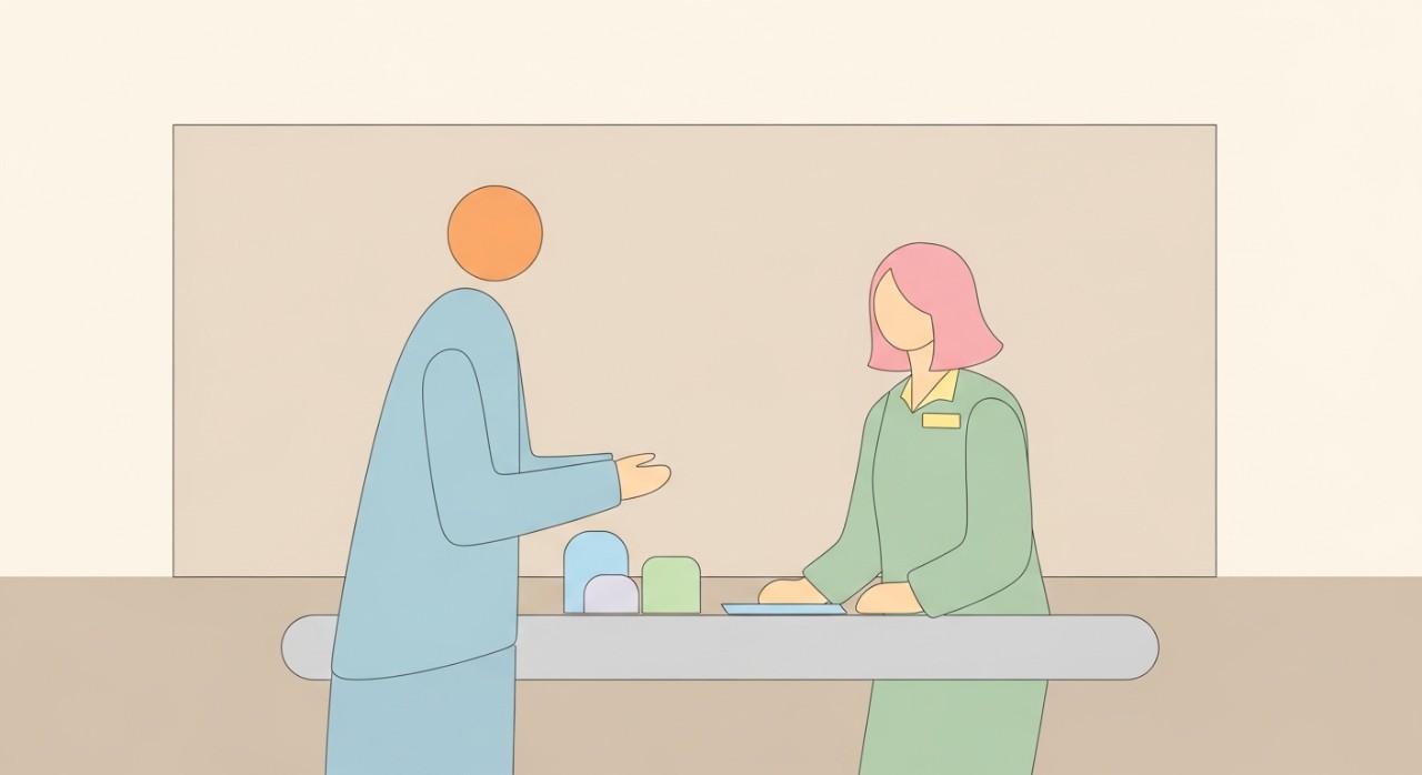 Seorang lelaki sedang berbincang dengan pegawai bank mengenai pilihan pinjaman motosikal.