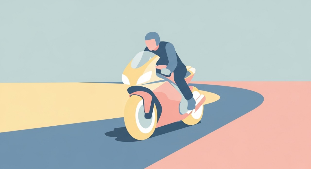 Seorang lelaki sedang menunggang motosikal berkuasa tinggi di jalan raya.