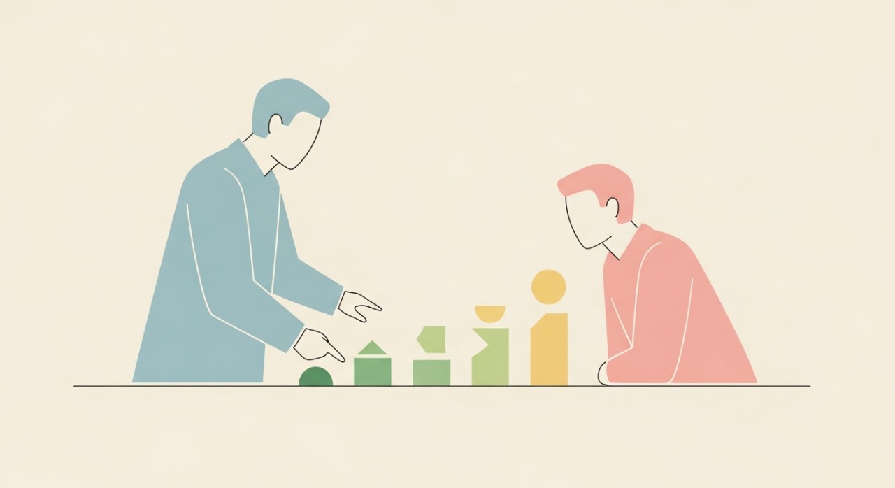 Seorang penasihat kewangan sedang menerangkan jadual pembayaran pinjaman patuh syariah kepada pelanggan.