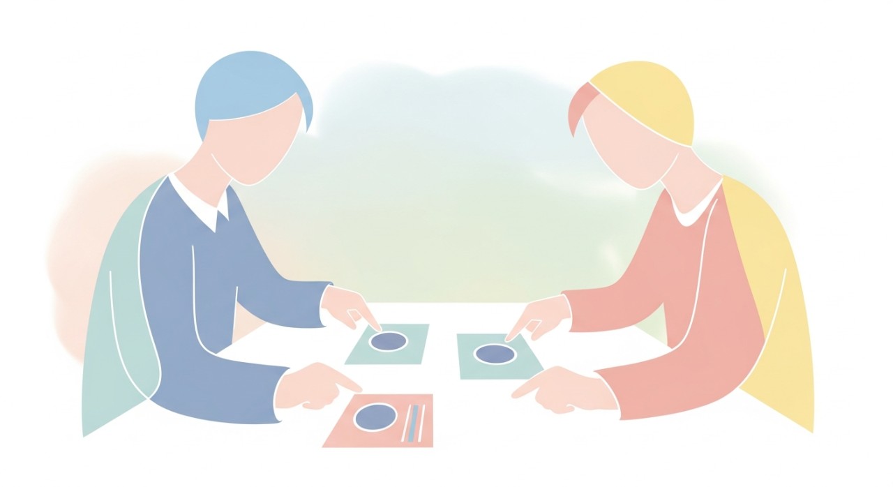 Dua orang sedang membandingkan dokumen atau maklumat pinjaman kenderaan komersial di atas meja.