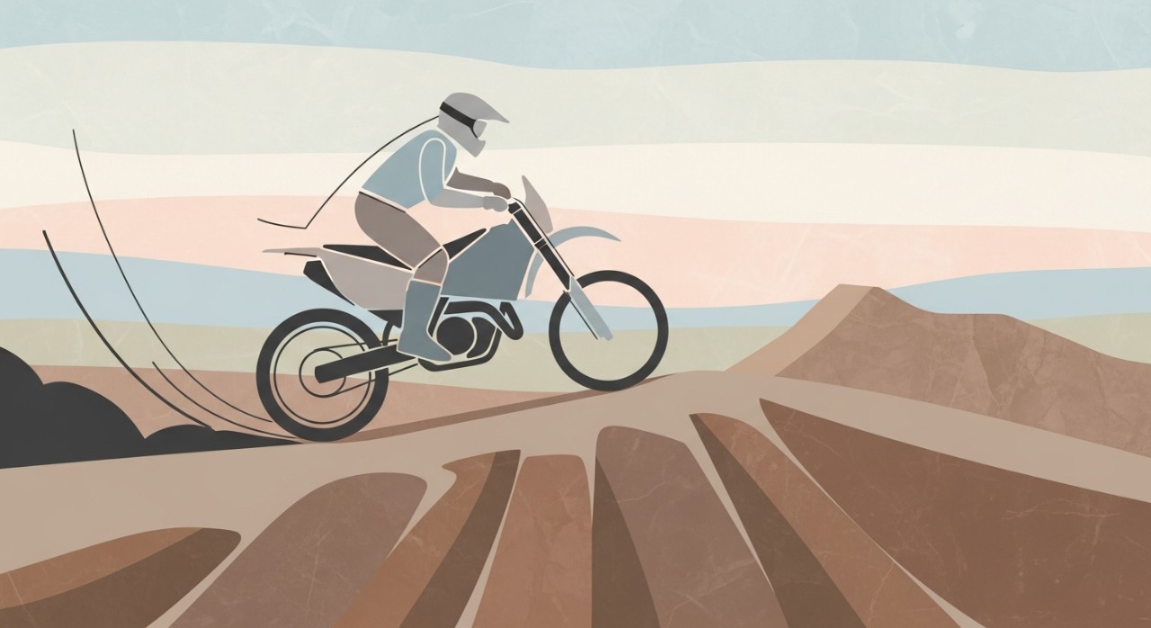 Sebuah motosikal off-road sedang menunggang di laluan tanah yang mencabar.