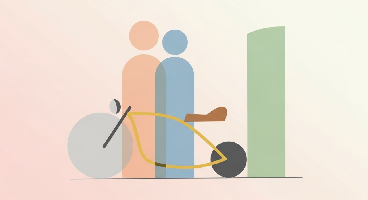 Sepasang suami isteri sedang berbincang dengan seorang penasihat kewangan di hadapan sebuah motosikal.